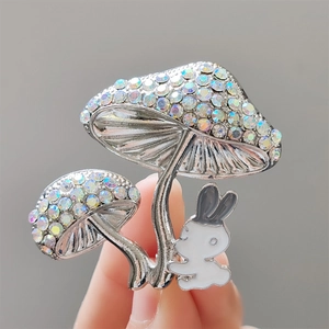 Broche champignon et lapin scintillante avec strass AB montrée pour la taille