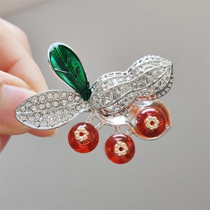 Broche cacahuète élégante avec feuilles d'émail vert, strass et baies rouges pour femme