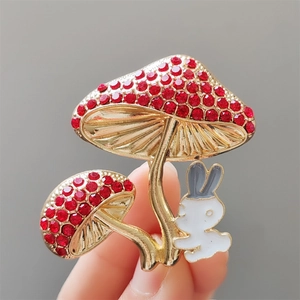 Charmante broche champignon et lapin avec strass rouges et finition en émail blanc