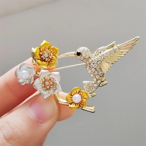 Broche colibri élégante avec strass et fleurs en émail pour robes de luxe