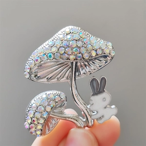 Broche tendance en forme de champignon et lapin avec strass arc-en-ciel sur alliage argent