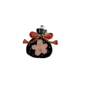 Japanischer Glücksbeutel-Anhänger in Schwarz mit Kirschblüten und Goldverzierung