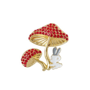 Broche mode lapin et champignon avec strass rouges et finition dorée élégante