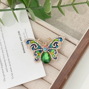 Exquisite bunte Schmetterlingsbrosche mit grünem Kristall und glitzernden Strasssteinen