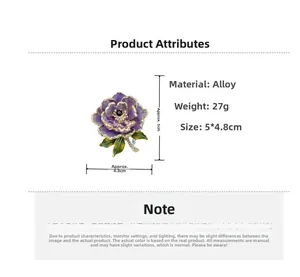 Vue détaillée d'une broche pivoine violette avec cristaux et alliage pour décoration de tenue