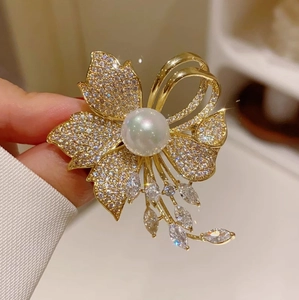 Élégante Broche Fleur en Alliage avec Künstliche Perle pour Femmes Épingle Incrustée de Zircon et Strass pour Costumes Robes Mariage Bijoux