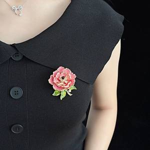 Broche pivoine raffinée avec pétales en émail rose et feuilles vertes sur tissu noir
