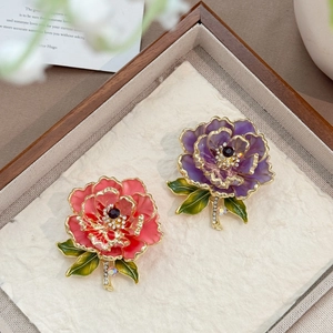 Détails de la broche fleur de pivoine avec pétales en émail et cristaux incrustés