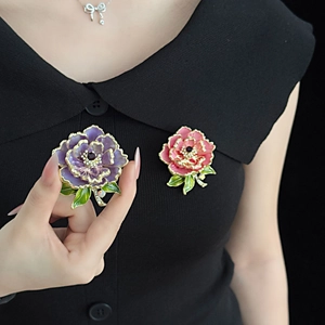 Broches pivoines exquises en émail violet et rose avec bordure dorée et cristaux