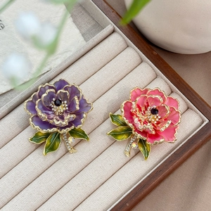 Broches pivoines exquises en violet et rose avec bordure dorée et détails en cristal