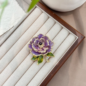 Vue détaillée d'une broche pivoine violette avec pétales en émail et cristaux brillants