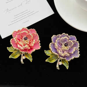 Détails de broche pivoine exquise avec pétales en émail et cristaux brillants sur fond noir