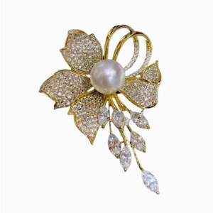Broche fleurie élégante avec perle et cristaux étincelants en finition dorée vintage