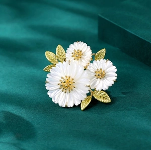 Alloy White Daisy Flower Brooch For Women With Mother Of Artificial Pearl Petals Gold Leaf Vintage Elegant Jewelry Pin Accessory