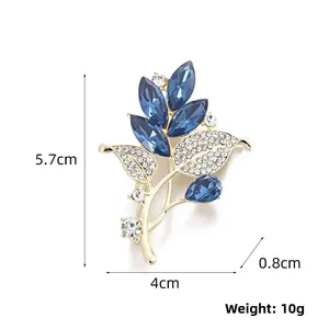 Detailansicht der Kristall-Blattbrosche mit Maßen 5.7cm x 4cm und Gewicht 10g