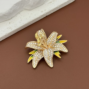 Luxury Alloy Rhinestone Lily Flower Brooch For Women Gold Plated Enamel Floral Corsage Pin Elegant Wedding Party Dress Accessories