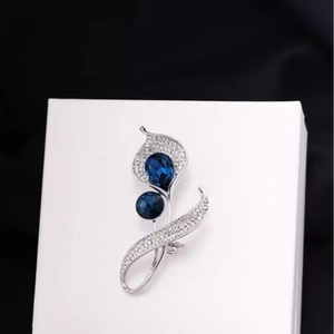 Broche fleur de lys calla argentée élégante avec cristaux bleu marine et strass brillants