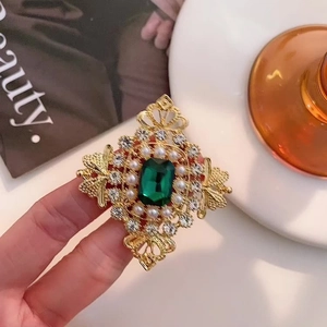 Vintage Royal Style Alloy Brooch With Emerald Green Crystal Artificial Pearl Rhinestone Elegant Hollow Diamond Shape Pin For Women
