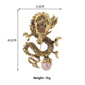Dettaglio spilla a drago con cristalli marroni e perla rosa, misura 3,3x4,6cm e peso 15g