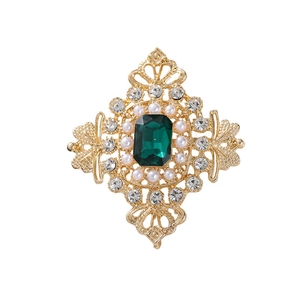 Baroque vintage brooch with emerald crystal and white pearls in gold setting