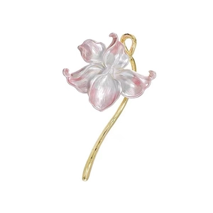 Broche nénuphar vintage élégante en émail avec dégradé rose et finition dorée