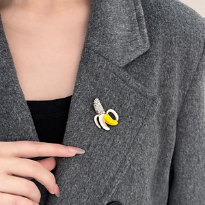 Broche Créative Forme Banane Pelée Alliage Plaqué Or Émail Fruits Épingle Strass Bijoux de Mode pour Femme Décor de Sac