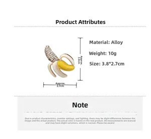 Détail de broche banane avec strass, finition émail et dimensions précises de 3,8 cm