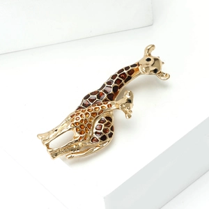 Detailansicht der Giraffe Mutter und Kind Brosche mit bunter Emaille auf goldener Legierung