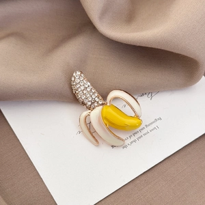 Broche créative en forme de banane avec émail jaune et strass brillants sur papier d'art