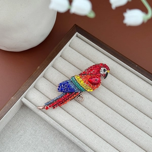 Broche perroquet colorée exquise avec des strass vibrants en dégradé arc-en-ciel