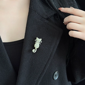 Elegant Alloy Rhinestone Cat Brooch With Silver Bow Sparkling Animal Corsage For Women Fashion Coat Sweater Suit Accessory Jewelry