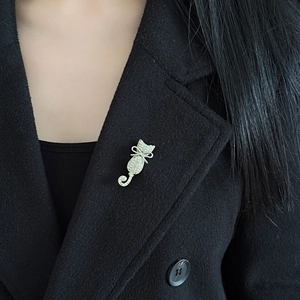 Elegant cartoon crystal cat brooch for women, silver animal pin for coats and sweaters