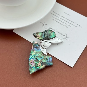 Broche ballerine vintage avec incrustation d'abalone arc-en-ciel sur fond de cuir élégant