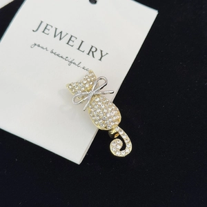 Sparkling crystal cat brooch in gold finish with rhinestones for elegant suit lapels