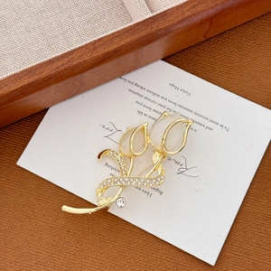 Élégante broche tulipe dorée avec pétales en opale et strass brillants pour femmes