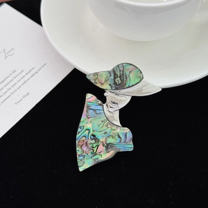 Broche danseuse vintage argentée avec incrustation de nacre abalone sur silhouette élégante