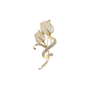Élégante broche tulipe dorée avec pierres d'opale blanche et accents de strass brillants