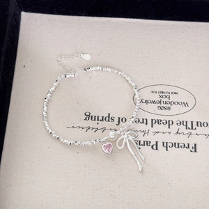 Bracelet en perles d'argent S925 avec gemme cœur rose, nœud et détail perle blanche