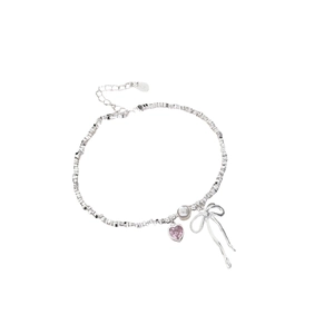 Bracelet en argent avec cœur rose et perle, pendentif nœud sur fond blanc épuré