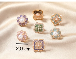 Vue détaillée de broches fleurs vintage de 2,0 cm avec perles et cristaux émaillés