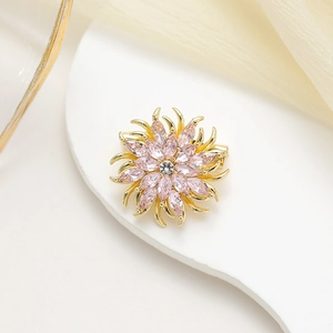 Eleganter goldener Blumen-Anstecknadel mit rosa Kristallblättern und Diamantakzent