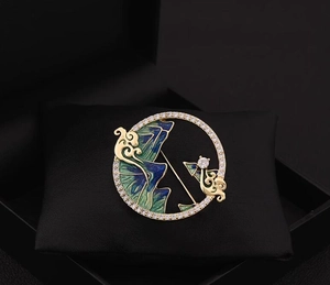 Vue macro d'une broche de style chinois avec cadre doré et détails en émail bleu