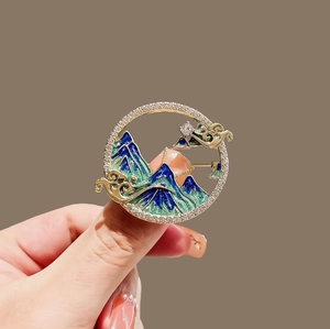 Broche paysage de style chinois avec montagnes en émail bleu et diamants incrustés de luxe