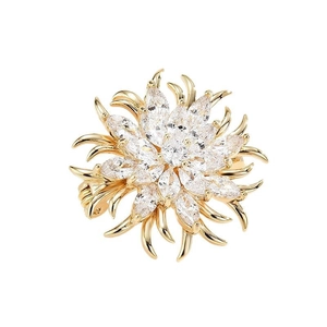 Eleganter Gold-Blumenbroschen-Anstecker mit weißen Marquise-Kristallen auf weißem Grund