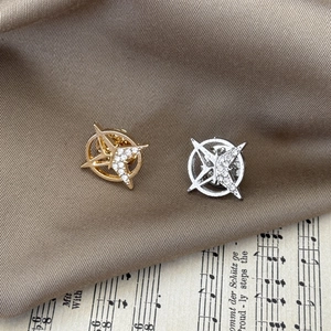 Broches étoile hexagramme élégantes en or et argent avec strass sur fond de soie vintage