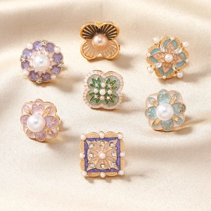 Broche Fleur en Émail Vintage pour Femme Alliage Plaqué Or Strass Künstliche Perle d'imitation Épingle à Revers Badge de Style Palais