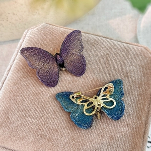 Spille a farfalla ricamate a mano in viola e blu con pietre preziose raffinate