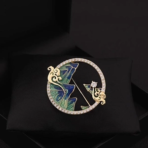 Broche dorée paysage chinois avec émail bleu et cadre en zircon sur fond en cuir sombre