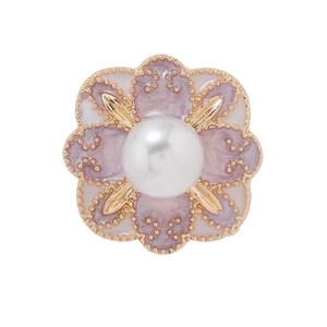 Broche fleur vintage avec pétales en émail violet et blanc et perle centrale ronde