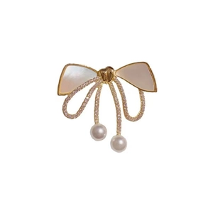 Broche nœud dorée élégante avec nacre, accents en zircone et perles de culture pendantes